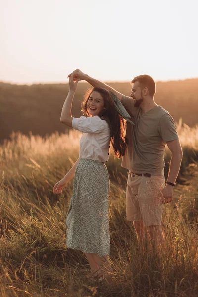 Unga Lyckliga Par Kärlek Kramar Och Håller Hand Vackert Solnedgången — Stockfoto