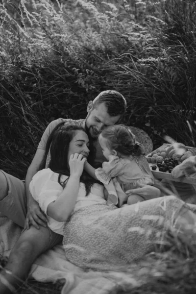 Lycklig Familj Som Har Picknick Parken Solig Sommardag — Stockfoto