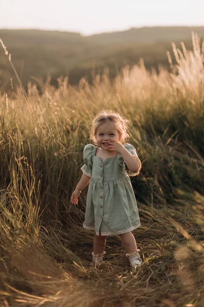 Kaukasisches Kleines Mädchen Einem Kleid Spaziert Park Den Strahlen Der — Stockfoto