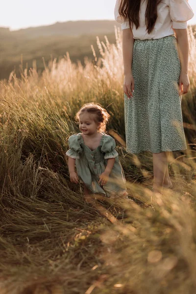 Kleines Mädchen Beim Picknick Mit Ihrer Mutter — Stockfoto