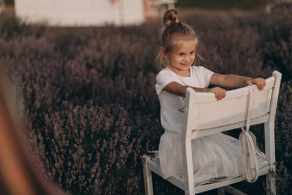 Kleines Mädchen Spaziert Und Spielt Mit Lavander Auf Dem Feld — Stockfoto
