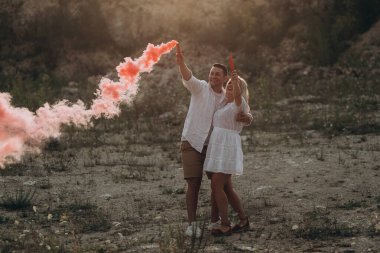 Cinsiyet belirleme partisi. Gelecekteki ebeveynler bir erkek mi yoksa bir kız mı doğacağını bilecek.