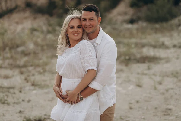 Mulher Grávida Seu Marido Abraçando Barriga Juntos Natureza Livre — Fotografia de Stock