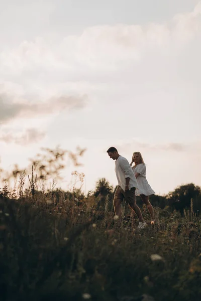 Gravid Mamma Och Söt Pappa Promenader Vid Solnedgången Naturen — Stockfoto