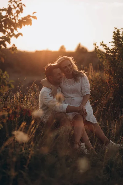 妊娠中の女性と彼女の夫抱擁オンザおなか一緒に自然の屋外で — ストック写真