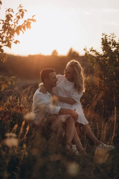 Schwangere Frau Und Ihr Mann Umarmen Sich Gemeinsam Auf Dem — Stockfoto