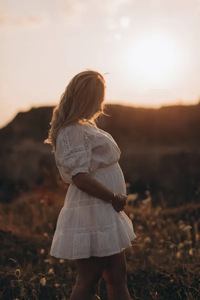 Mulher Grávida Andando Fora Pôr Sol — Fotografia de Stock