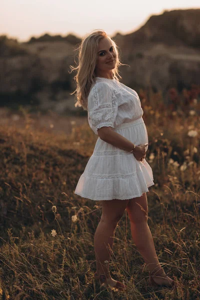 Zwangere Vrouw Loopt Buiten Bij Zonsondergang — Stockfoto