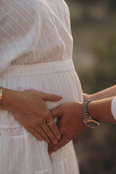 Mulher Grávida Seu Marido Abraçando Barriga Juntos Natureza Livre — Fotografia de Stock