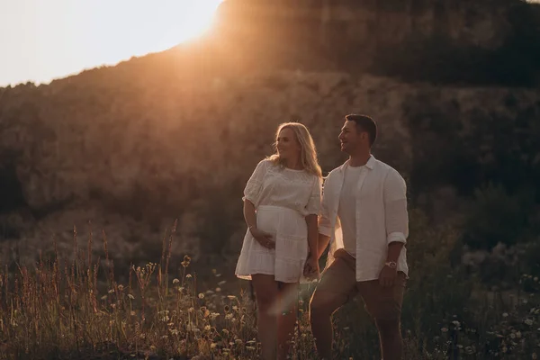 Embarazada Mujer Marido Abrazándose Barriga Juntos Naturaleza Aire Libre —  Fotos de Stock