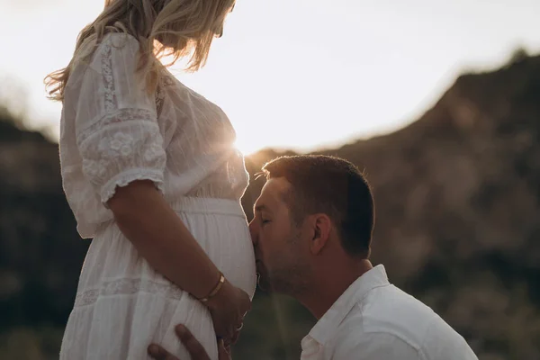 Bonito Feliz Homem Beijar Mulher Grávida Barriga Nascer Sol Closeup — Fotografia de Stock