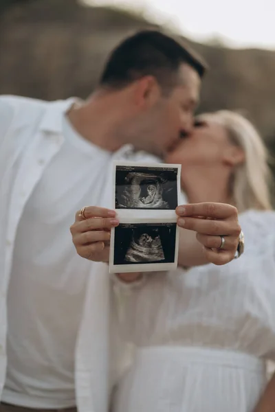 Ultrason Görüntüsü Gösteren Mutlu Hamile Kadın Doğmamış Bebeğinin Sonogramıyla Gülümseyen — Stok fotoğraf