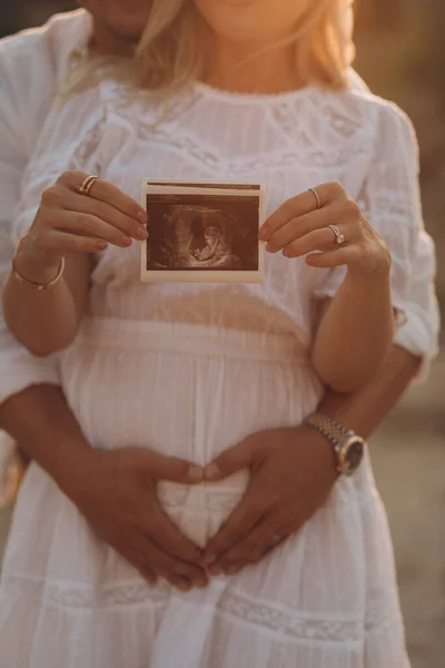 Ultrason Görüntüsü Gösteren Mutlu Hamile Kadın Doğmamış Bebeğinin Sonogramıyla Gülümseyen — Stok fotoğraf