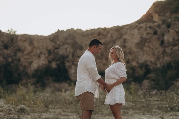 Mulher Grávida Seu Marido Abraçando Barriga Juntos Natureza Livre — Fotografia de Stock