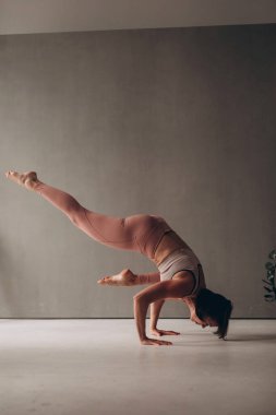 İçeride yoga yapan aktif son sınıf öğrencisi bir kadın. Yaşlı Yetişkinler için Egzersiz