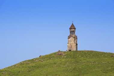 Yeşil tepe üzerinde küçük Christian Church