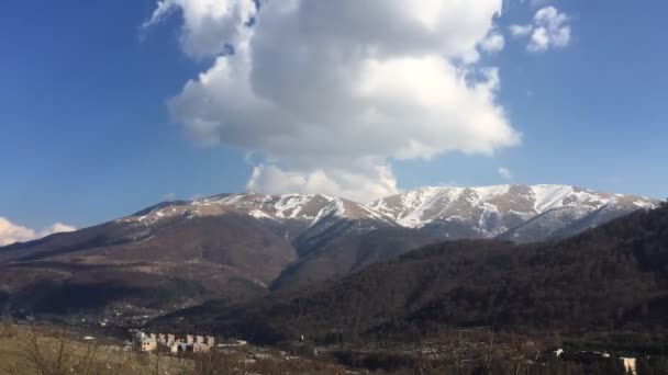 Wervelende wolken over de bergen — Stockvideo