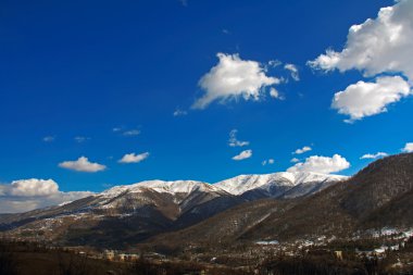 Mavi Gökyüzü bulutlu Dağların üzerinden
