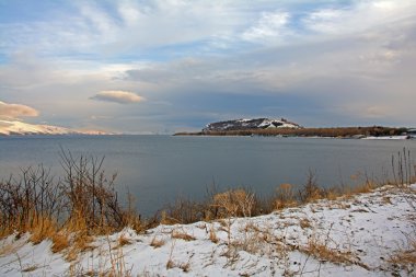 Sevan Gölü bir yarımada üzerine Sevanavank Manastırı ile