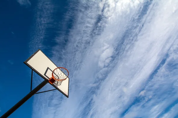 Баскетбольное кольцо и небо — стоковое фото