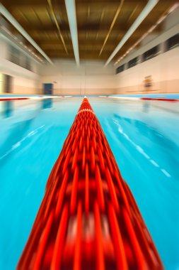 Yüzme Havuzu ile bulanık su, Radyal yüzeyinde iz