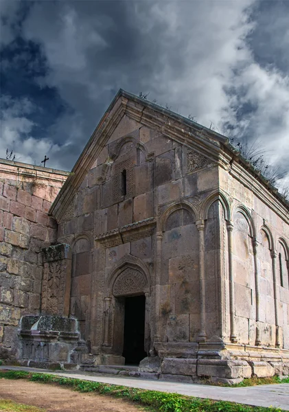 Fasad Gereja Grigor Luysavorich yang rumit dengan khachkar terkenal di Goshavank dikenal sebagai "Aseghnagorts" (The Needlecarved) abad ke-12, Gosh, Armenia — Stok Foto
