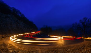 gece Tedrisatlı, Ermenistan'da bir yol üzerinde araba hafif rotaları