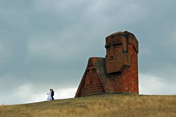 La novia y el novio en "Somos nuestras montañas" monumento que representa a un hombre y una mujer. Stepanakert, República de Nagorno Karabaj — Foto de Stock