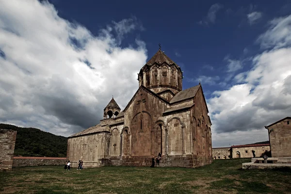 Gandzasar biara terhadap langit biru dengan awan. Mardakert, Nagorno-Karabakh Republik — Stok Foto