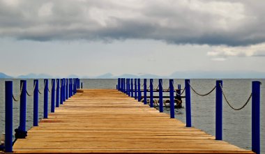 Tekne dok Ermenistan'daki Sevan Gölü üzerinde