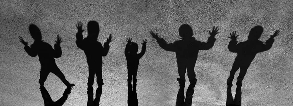 Foto Creativa Las Sombras Los Niños Extáticos Sobre Asfalto Blanco — Foto de Stock