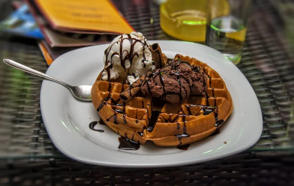 Вафлі з ванільним морозивом та шоколадним соусом — стокове фото