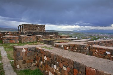 Kale Erebuni Ararat dağı üzerinde arka plan, 782 M.Ö bulutlu gün Erivan'da