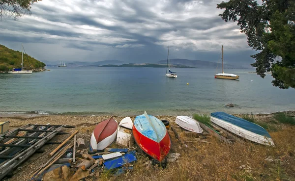 Παλιό χρώμα κατέστρεφε τα σκάφη στο λιμάνι της Κέρκυρας, Ελλάδα — Φωτογραφία Αρχείου