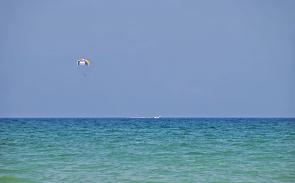 Parasailing em paraquedas sobre o mar em Corfu, Grécia — Fotografia de Stock