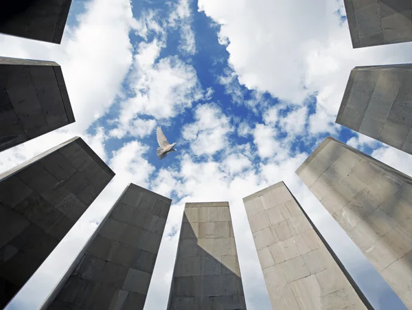 Paloma blanca sobre el monumento conmemorativo de Tsitsernakaberd del Genocidio Armenio, Ereván, Armenia. El 24 de abril de 1915, 1.5 millones de armenios civiles fueron asesinados por el Imperio Otomano. —  Fotos de Stock