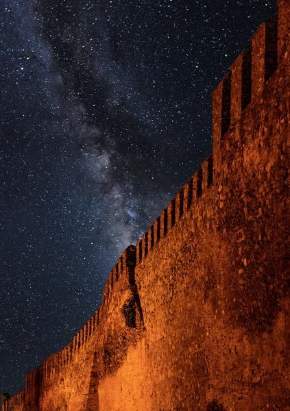 Стародавній Trigoniou башта стіни АНО Poli вночі з галактики Чумацький шлях на тлі — стокове фото