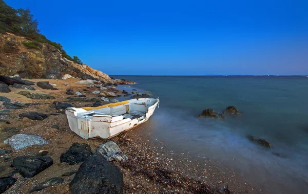 Bateau abandonné au bord de la mer, Corfou, Grèce — Photo