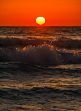 Dalgalar ve günbatımında sörf: Korfu, Yunanistan