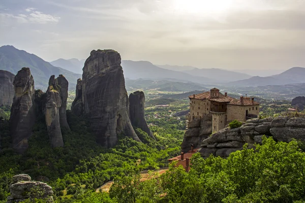Meteora, Greece. Mountain scenery with Meteora rocks and Roussanou Monastery, landscape place of monasteries on the rock — Stock Photo, Image
