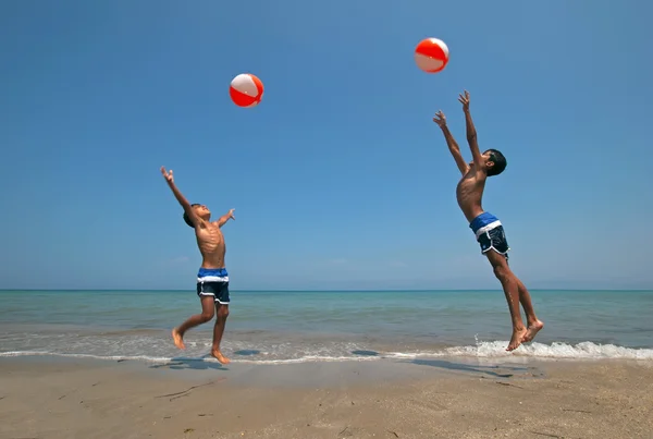 Corfu, Grécia - 12 de agosto de 2013: Meninos brincando com bolas de praia na praia — Fotografia de Stock