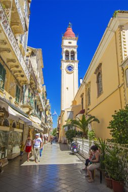  Corfu Town, Yunanistan - 01 Temmuz 2014: Dar sokak ve çan kulesi Aziz Spiridon Kilisesi, tarihi merkezi, UNESCO Dünya Miras Listesi. Agios Spyridonas kilise çan kulesi