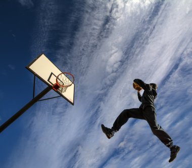 Genç basketbol oyuncu havada çekim basketbol