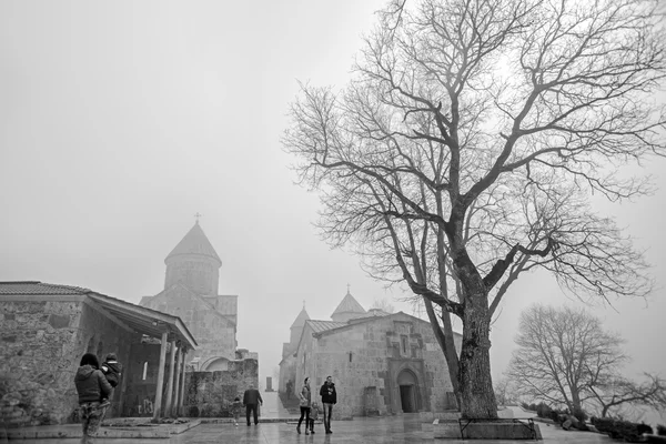 Dilijan, Armenien - 29 mars 2015: Haghartsin kloster och träd i en dimma, 13-talet — Stockfoto