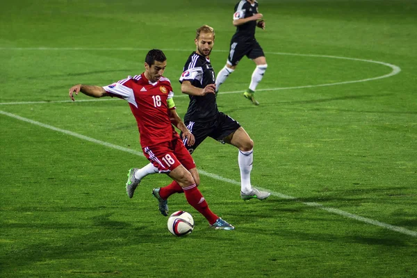 Eriwan, Armenien - 11. Oktober 2015: Armenien gegen Albanien, 0 - 3, EM-Qualifikation: henrikh mkhitaryan kontrolliert den Ball — Stockfoto