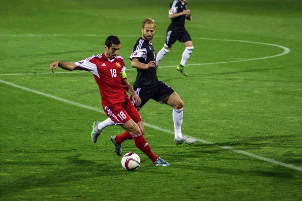 Erivan, Ermenistan - 11 Ekim 2015: Ermenistan vs Arnavutluk, 0 - 3, Avrupa Elemeleri: Henrikh Mkhitaryan topu kontrol eder — Stok fotoğraf