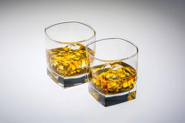 Deux verres à whisky et glaçons — Photo