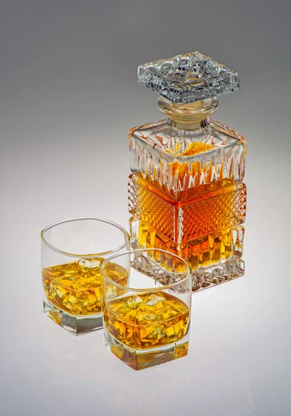 Carafe en verre de cristal contenant du whisky et deux verres à whisky et glaçons — Photo