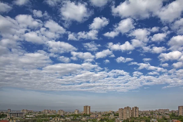 Beaux nuages sur la ville, Erevan, Arménie — Photo