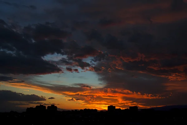 Silhouette de bâtiments au coucher de soleil orange, silhouettes de bâtiments au coucher de soleil coloré, soirée en ville, coucher de soleil spectaculaire. Erevan, Arménie — Photo